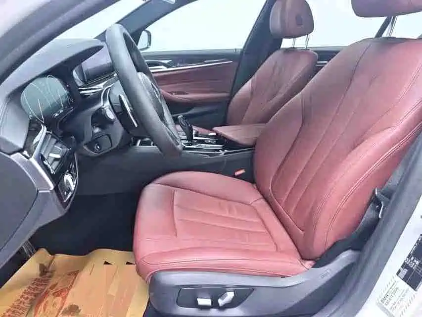 BMW 5 Series 2019 — фото 16