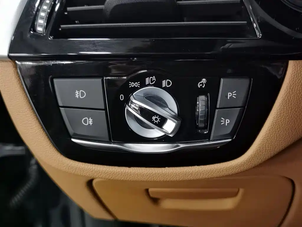 BMW 5 Series 2018 — фото 21