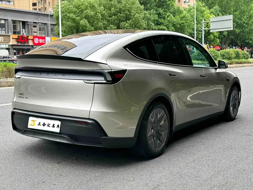 Tesla Model Y L 2026 — фото 11