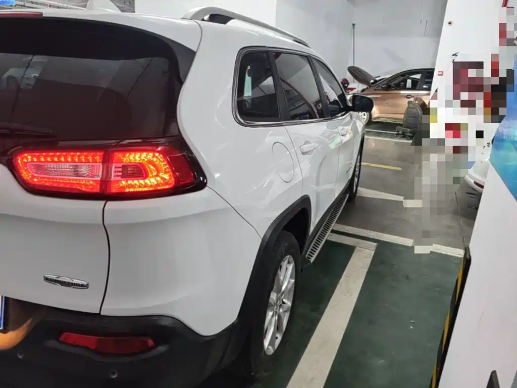 Jeep Cherokee 2016 — фото 8