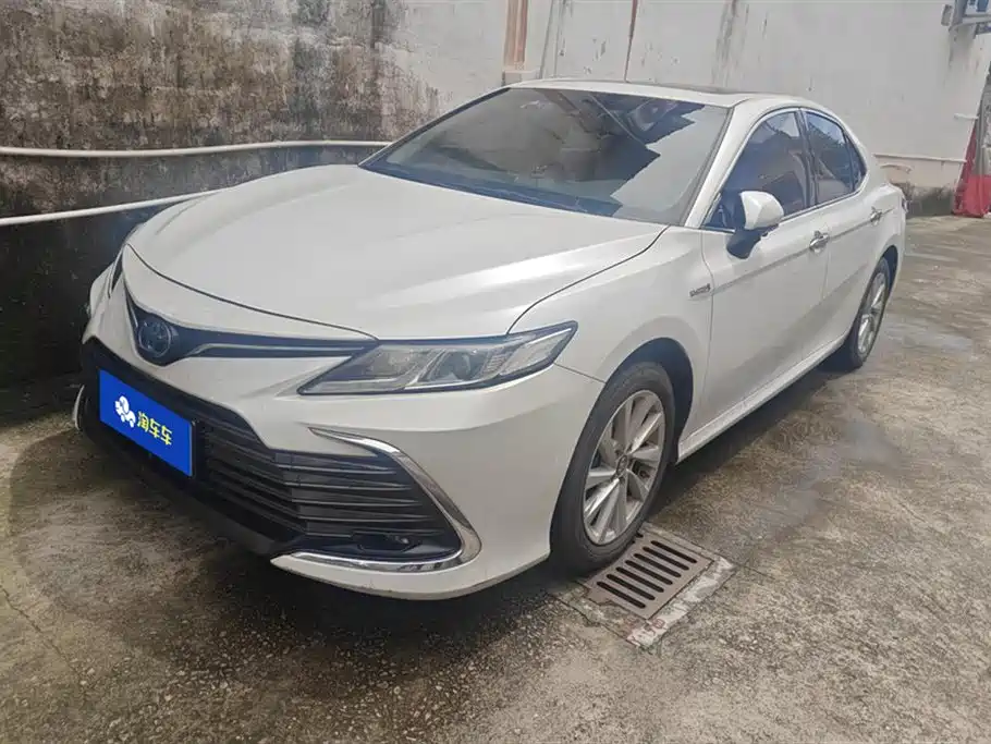 Toyota Camry 2021 — фото 1