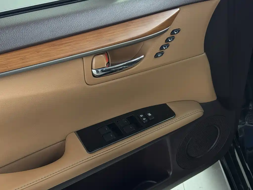 Lexus ES 2017 — фото 13