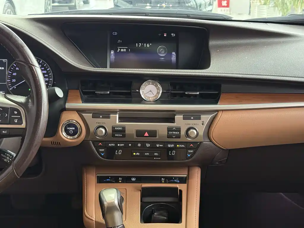Lexus ES 2017 — фото 11