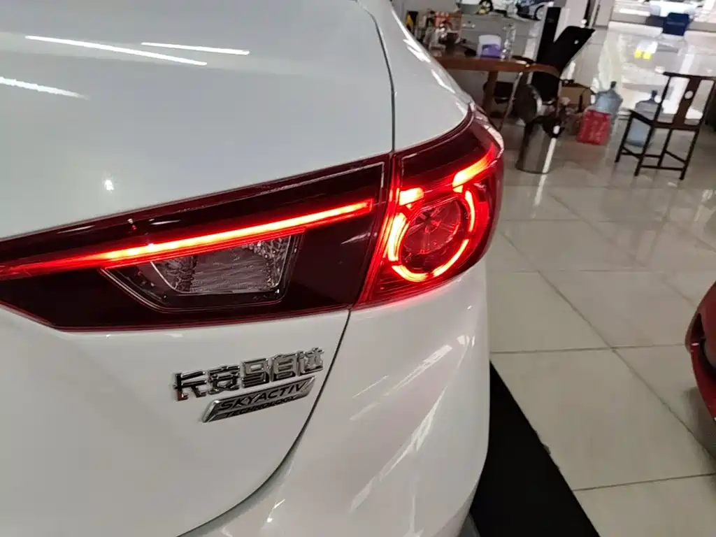 Mazda 3 Axela 2018 — фото 8