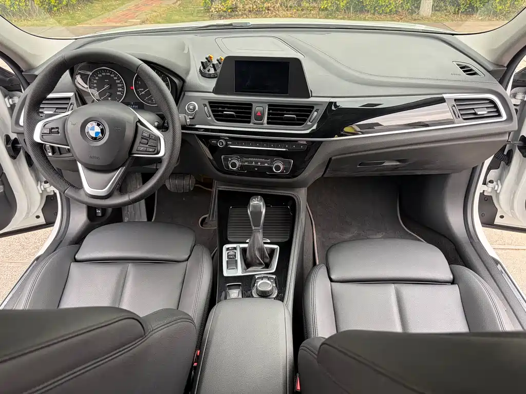 BMW 1 Series 2017 — фото 11