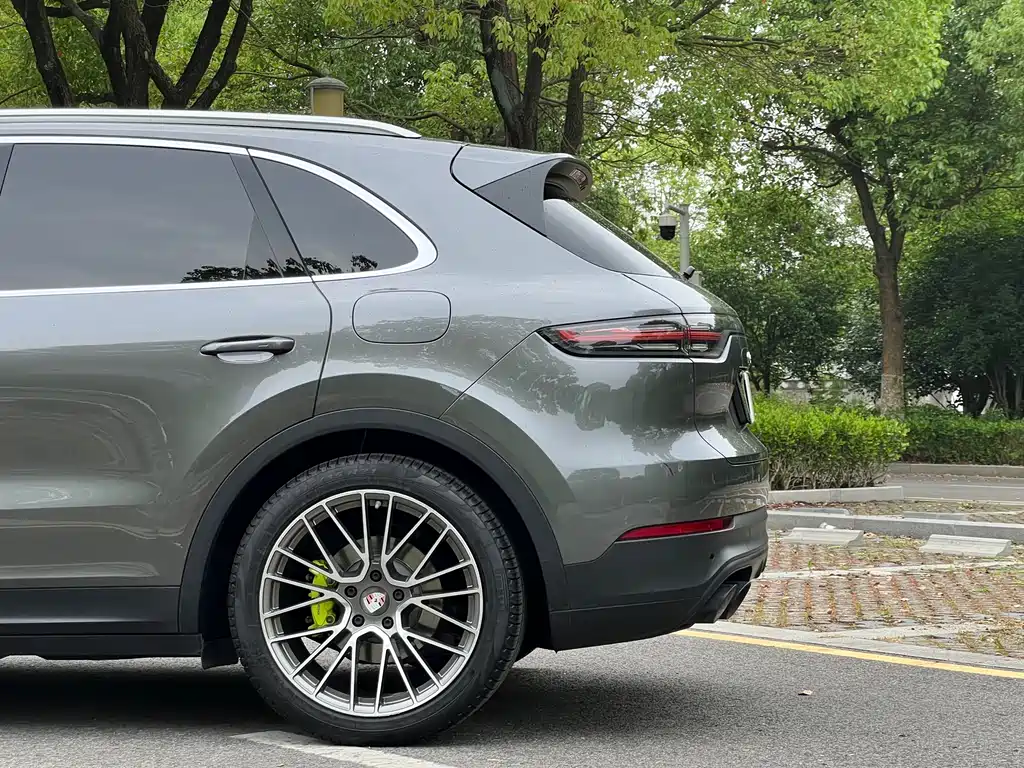 Porsche Cayenne Hybrid 2021 — фото 27