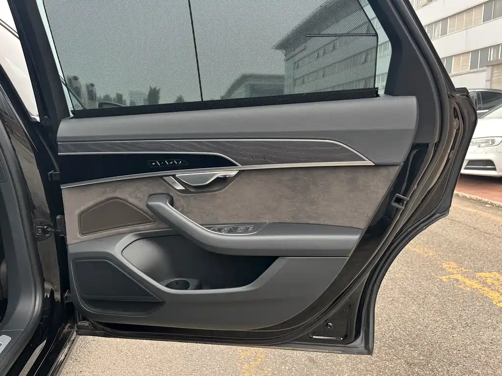 Audi A8 2021 — фото 28