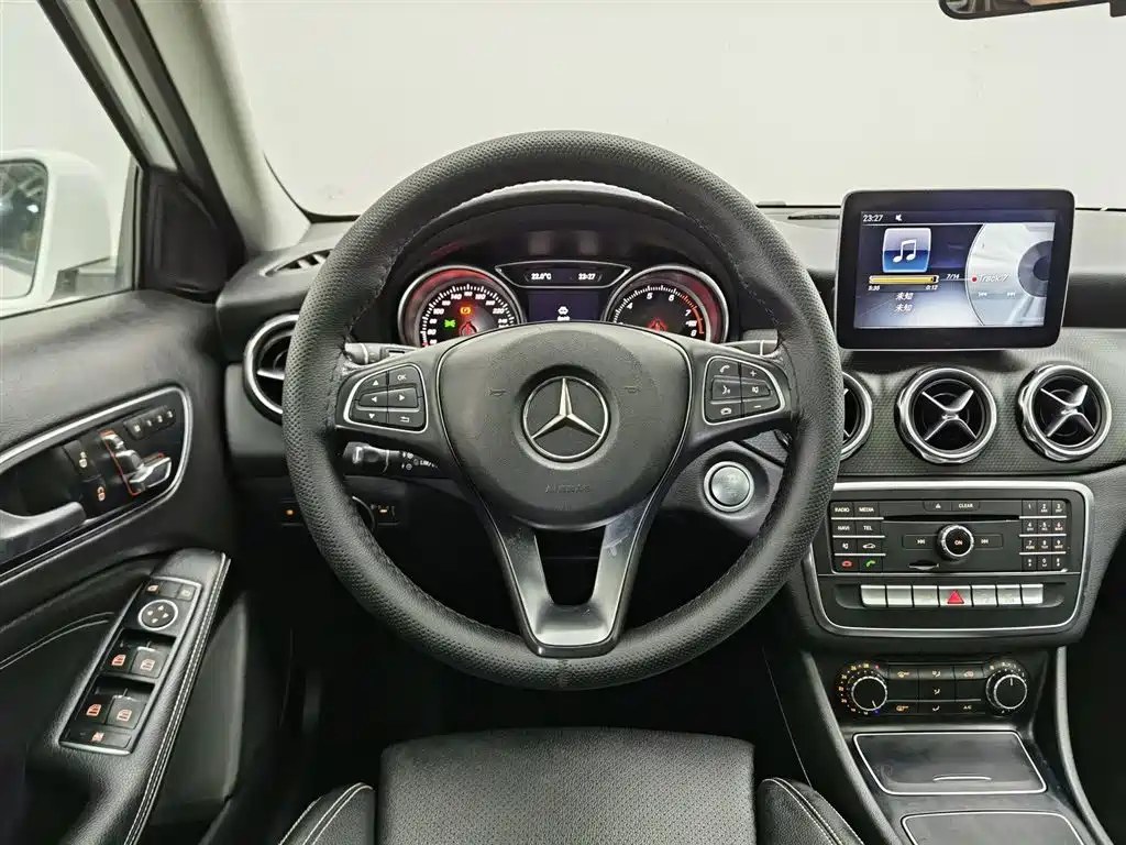 Mercedes-Benz GLA 2018 — фото 11