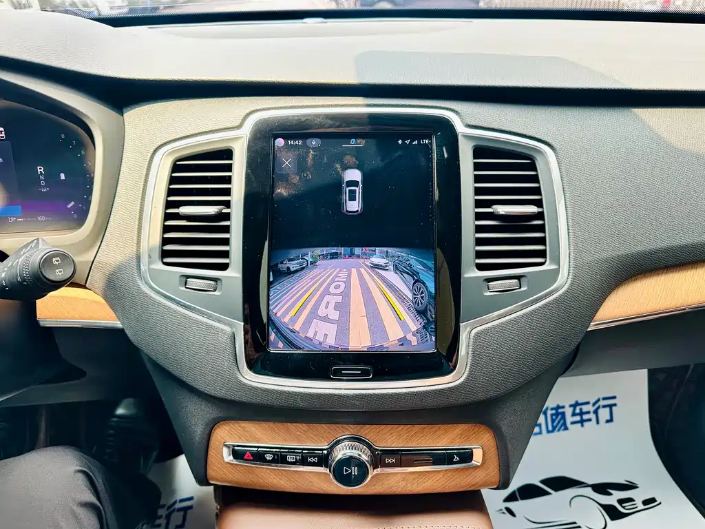 Volvo XC90 2022 — фото 11