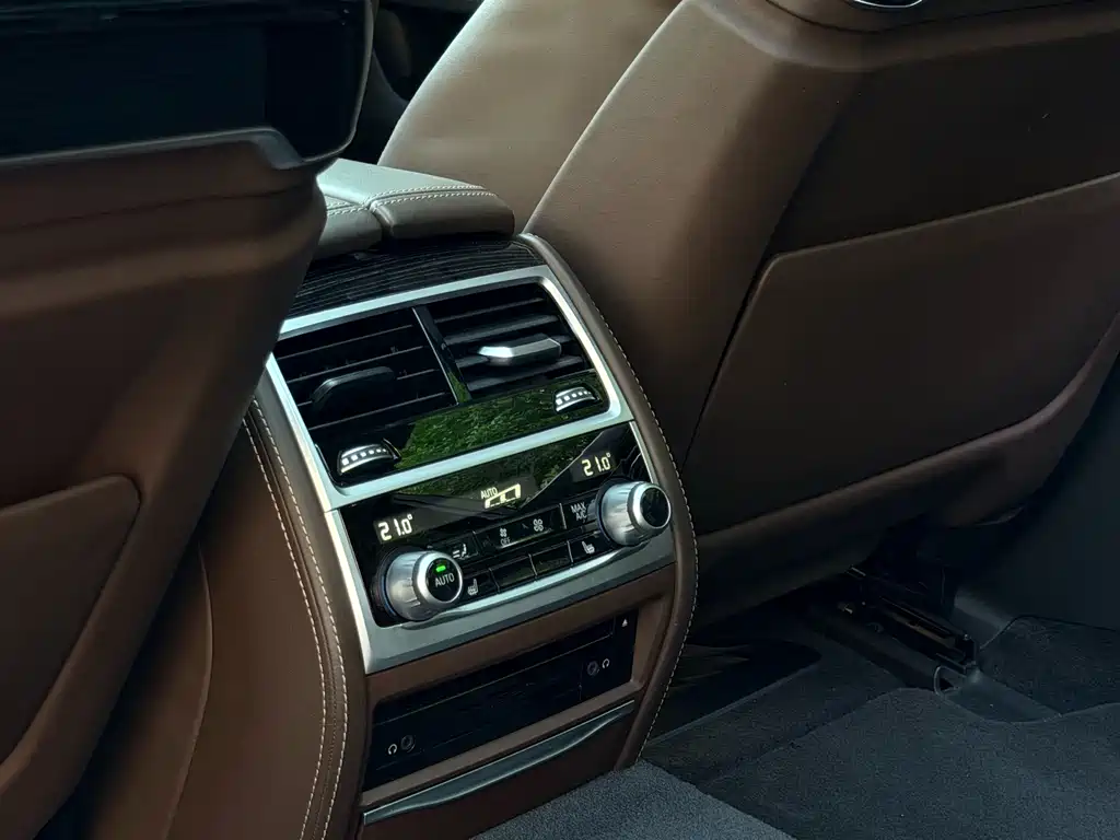 BMW 7 Series 2017 — фото 12