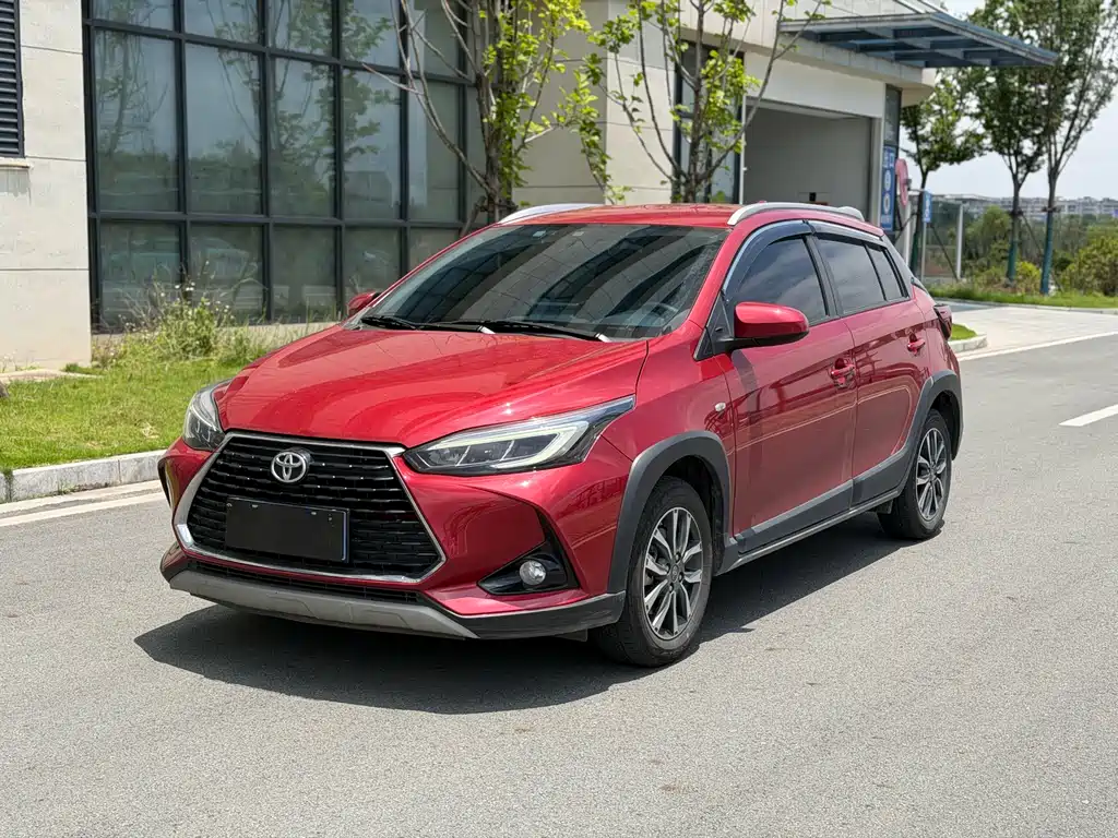 Toyota Yaris L 2022 — фото 1