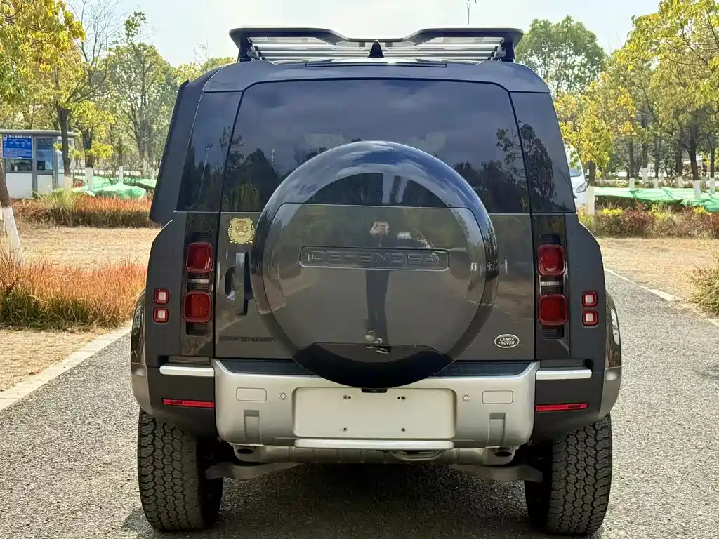 Land Rover Defender 2023 — фото 13