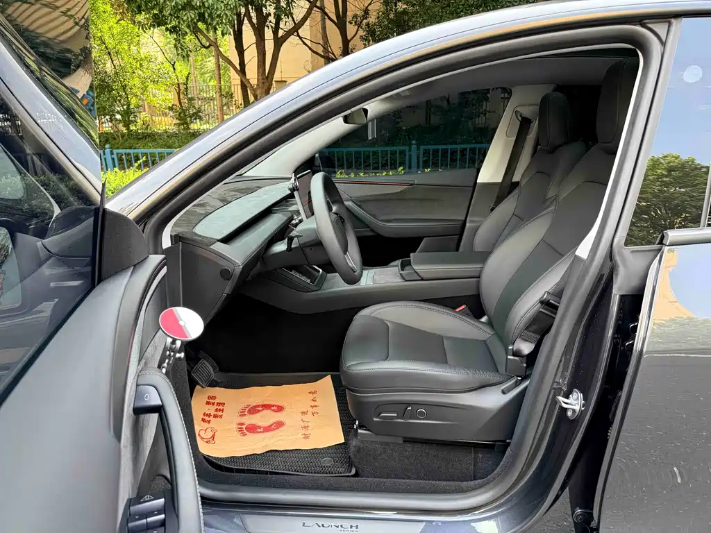 Tesla Model Y 2025
