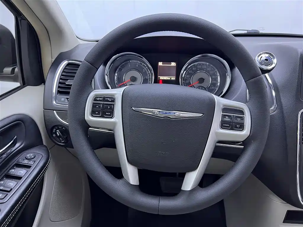 Chrysler Grand Voyager 2015 — фото 25