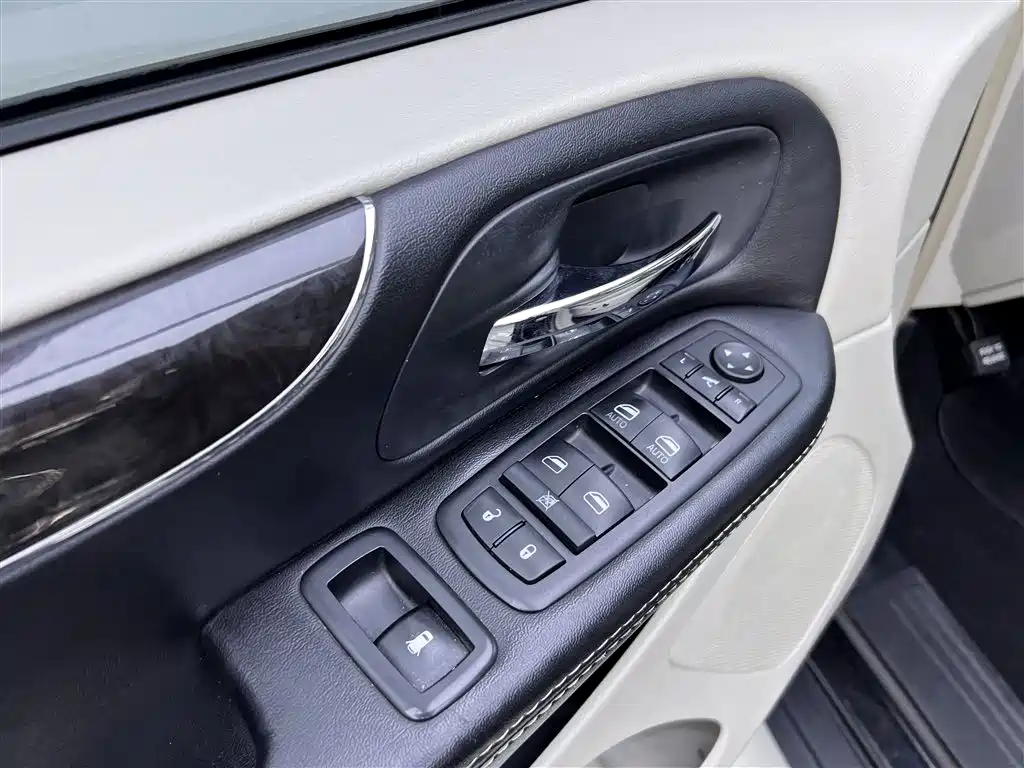 Chrysler Grand Voyager 2015 — фото 28