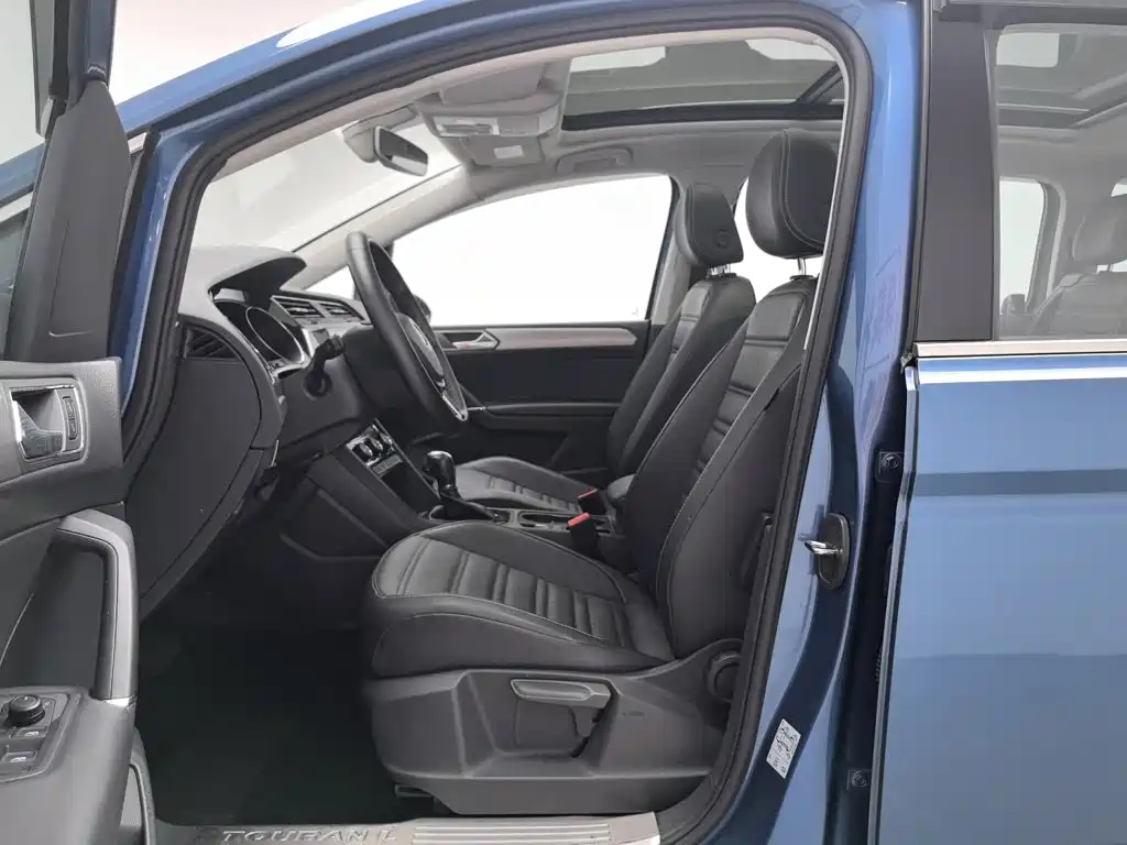 Volkswagen Touran 2018 — фото 10