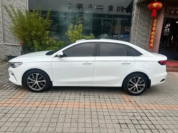 Geely Emgrand 2022