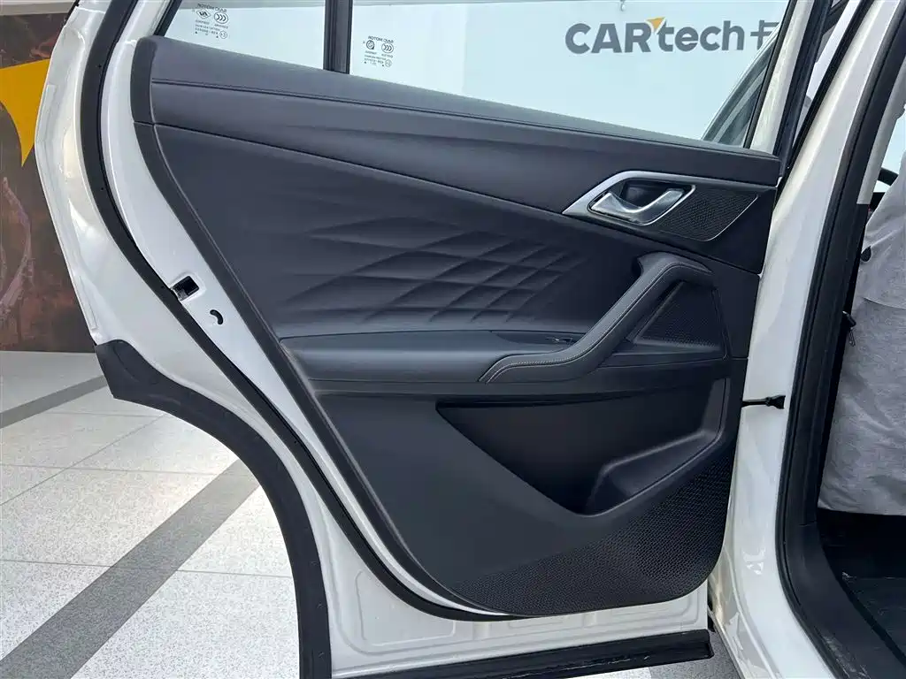 Roewe RX5 New Energy — фото 21