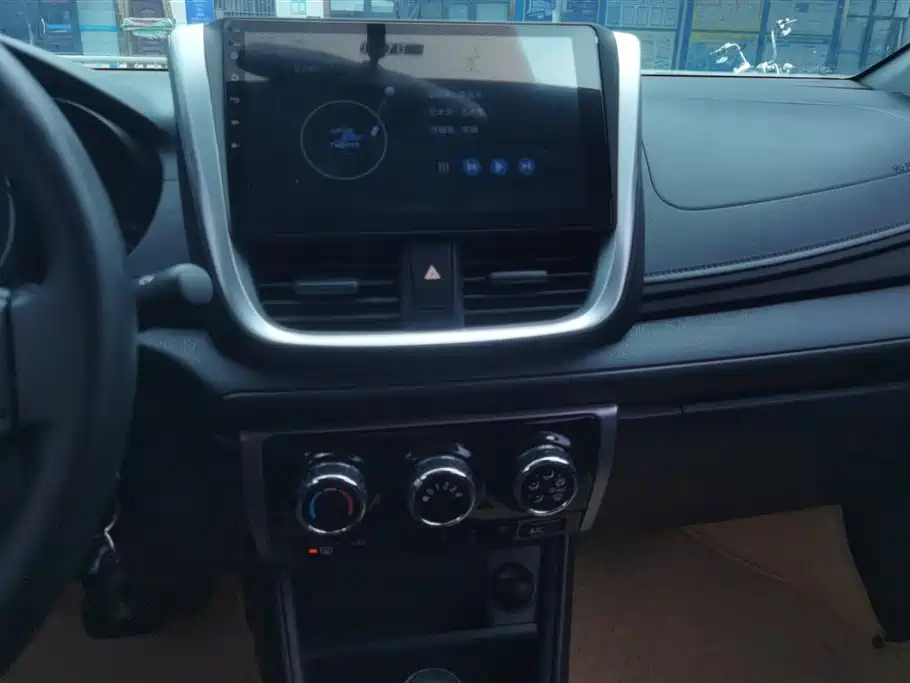 Toyota Yaris L 2018 — фото 13