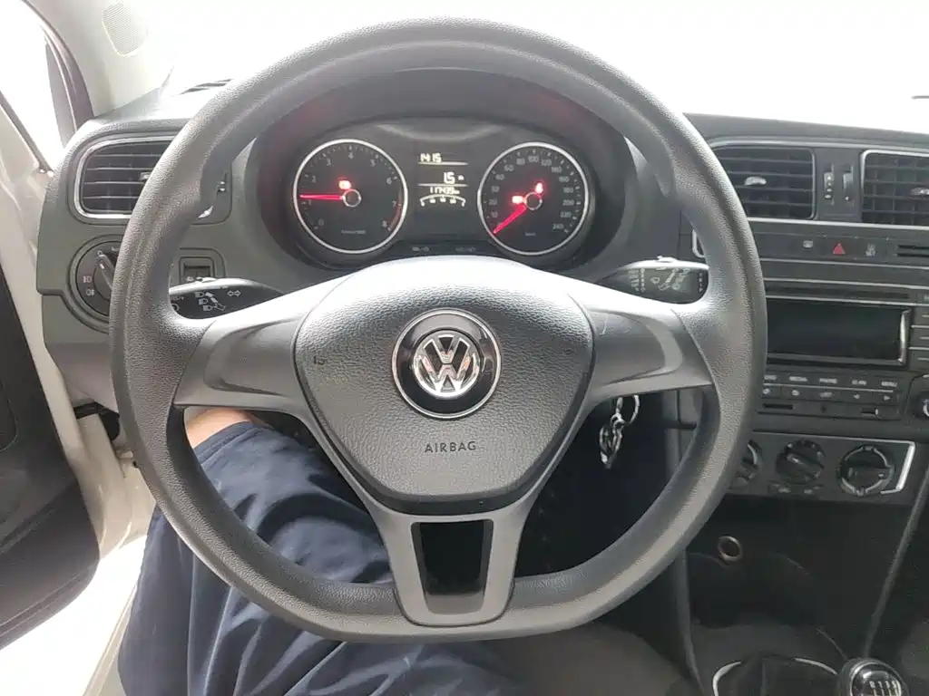 Volkswagen Polo 2015 — фото 11