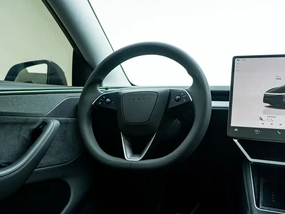 Tesla Model Y 2025 — фото 19