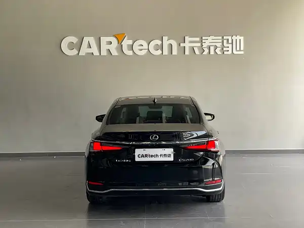 Lexus ES 2023