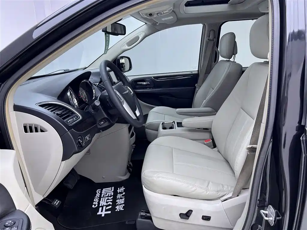 Chrysler Grand Voyager 2015 — фото 15