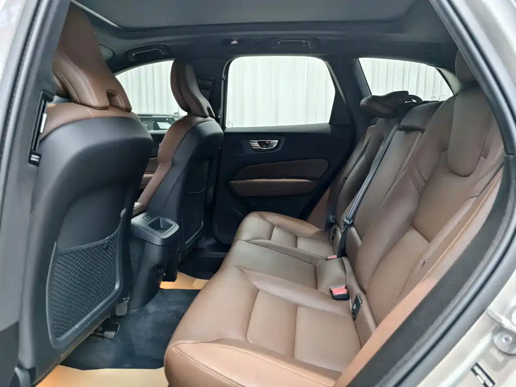 Volvo XC60 2025 — фото 12