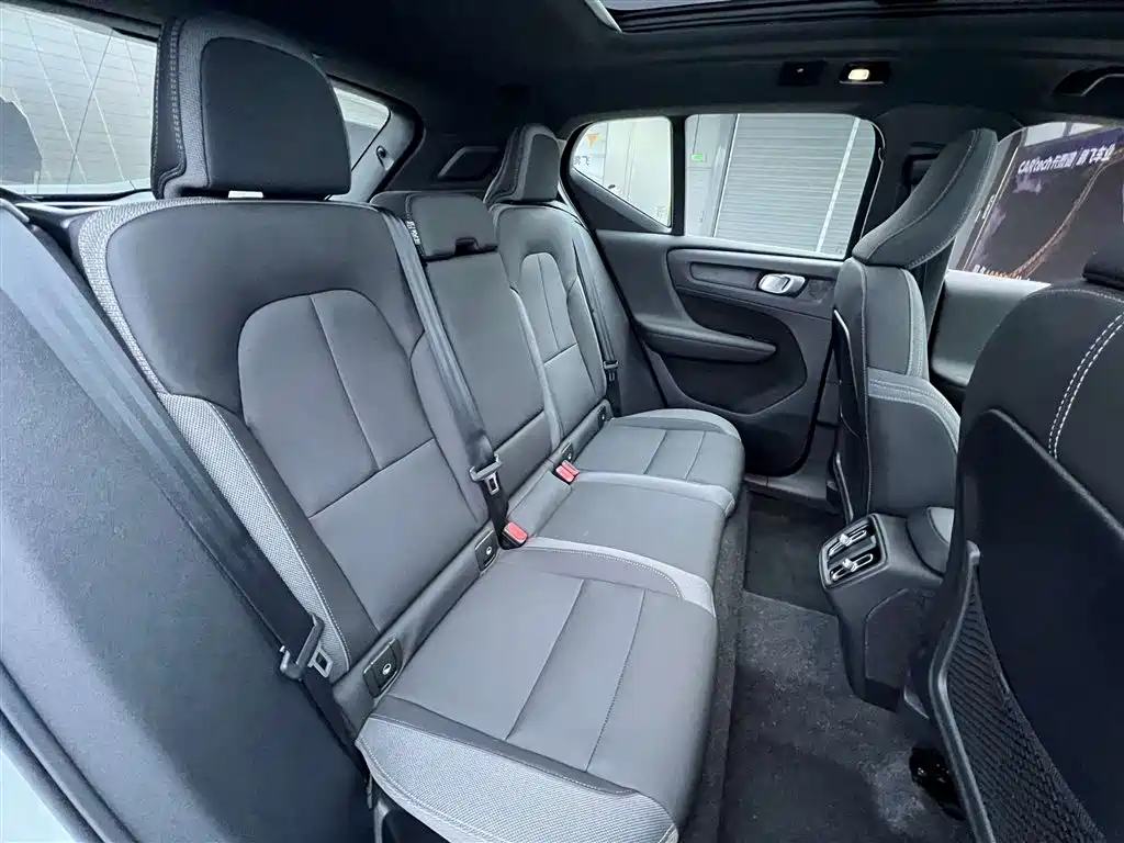 Volvo XC40 2024 — фото 18