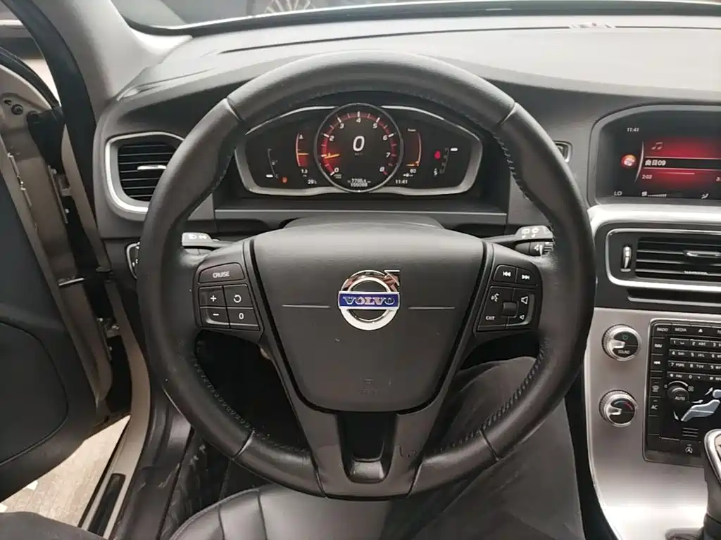 Volvo V60 2017 — фото 11