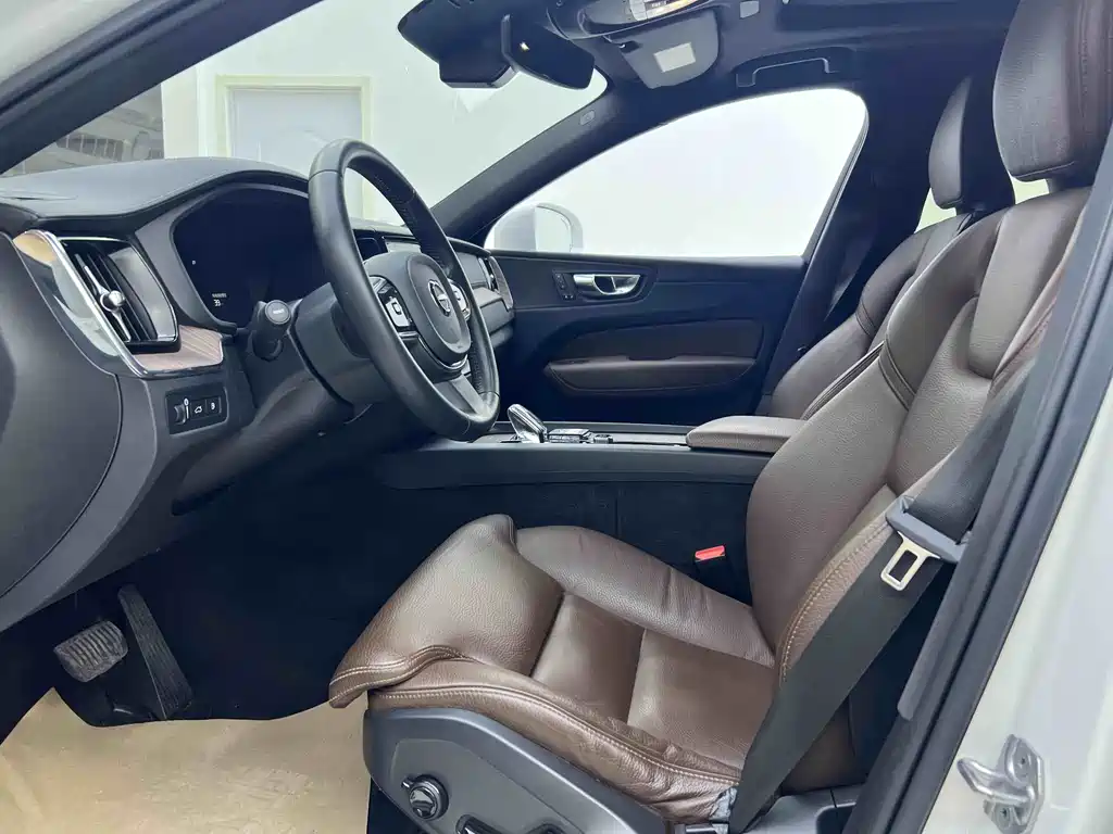 Volvo XC60 PHEV 2022 — фото 4
