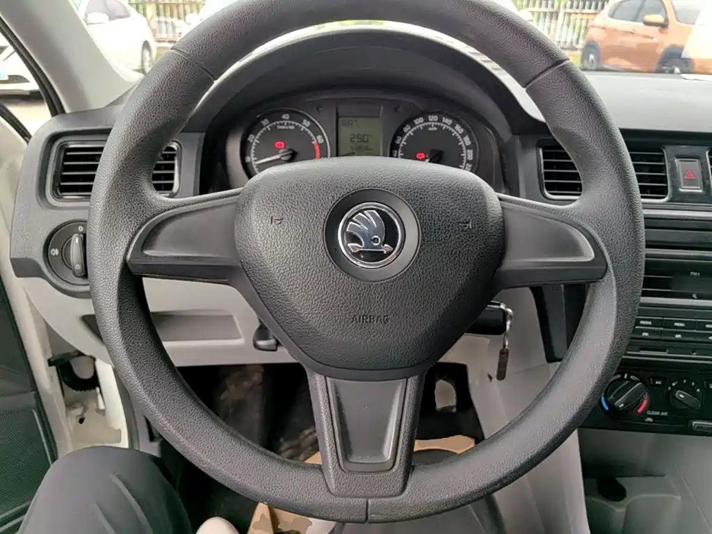 Skoda Rapid 2016 — фото 11
