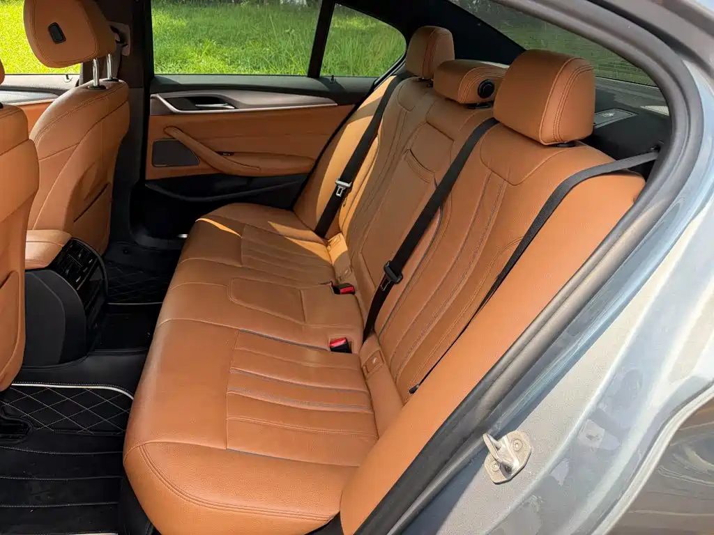 BMW 5 Series 2019 — фото 12