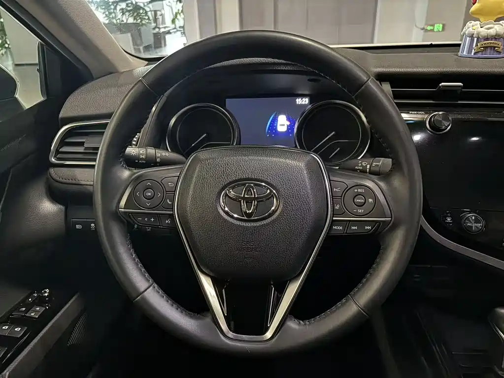 Toyota Camry 2019 — фото 12