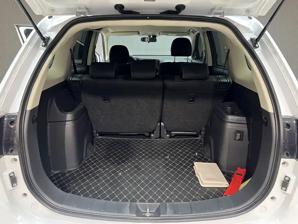 Mitsubishi Outlander 2023 — фото 19