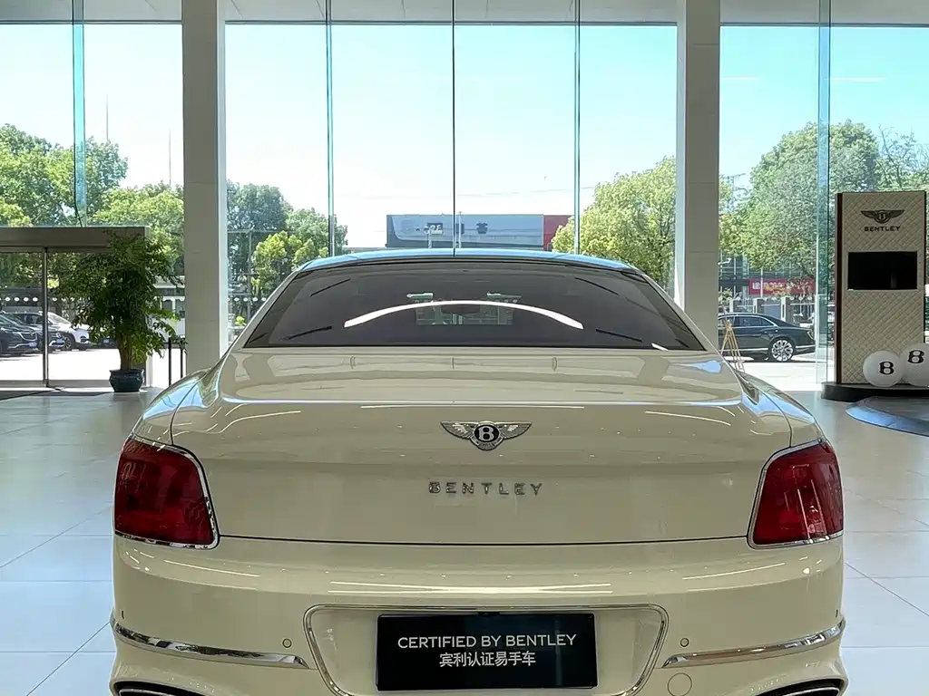 Bentley Flying Spur Plug-In Hybrid 2025 — фото 7