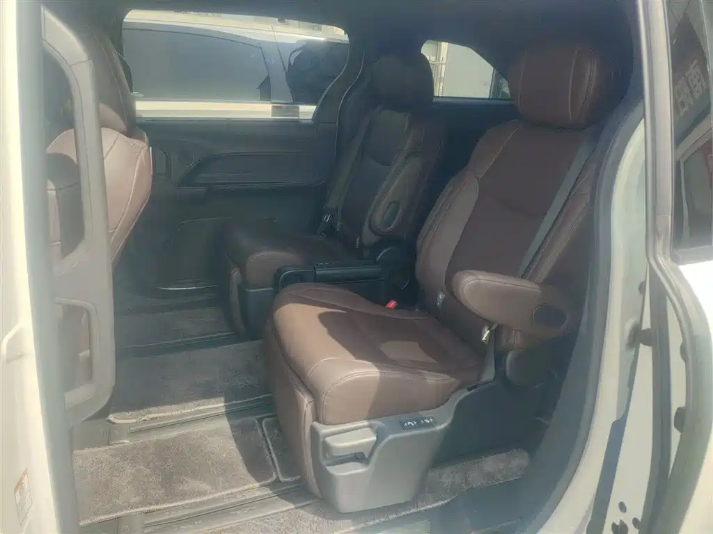 Toyota Sienna 2023 — фото 13