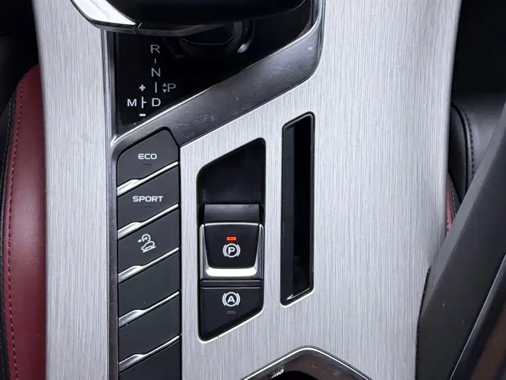 Geely Binyue 2022 — фото 11