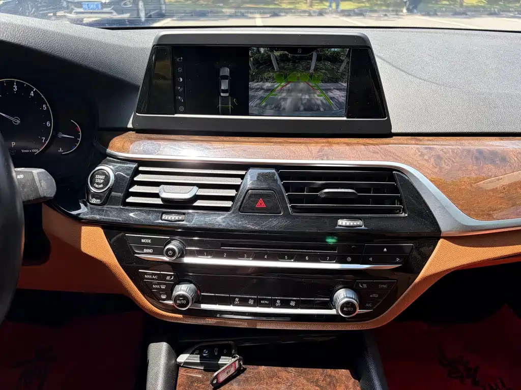 BMW 5 Series 2018 — фото 14