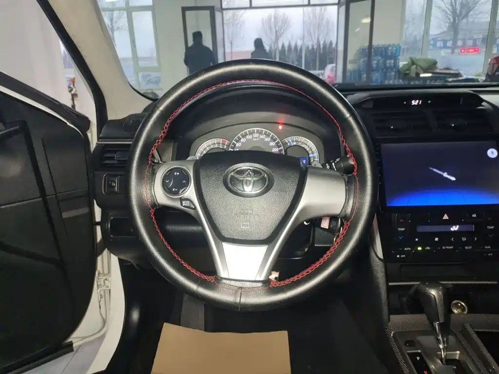 Toyota Camry 2015 — фото 11