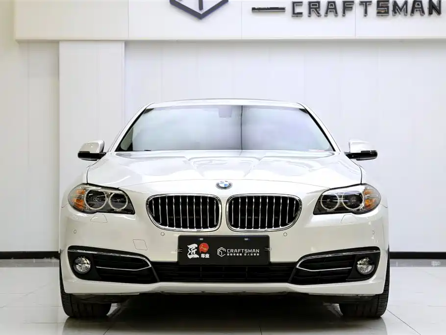 BMW 5 Series 2017 — фото 18