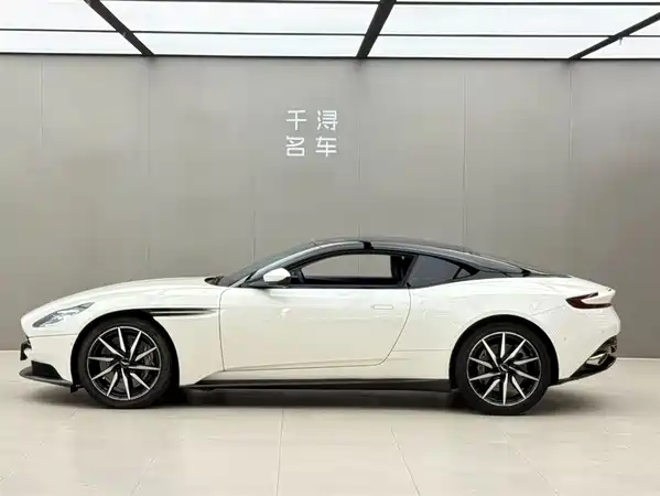Aston Martin DB11 2019