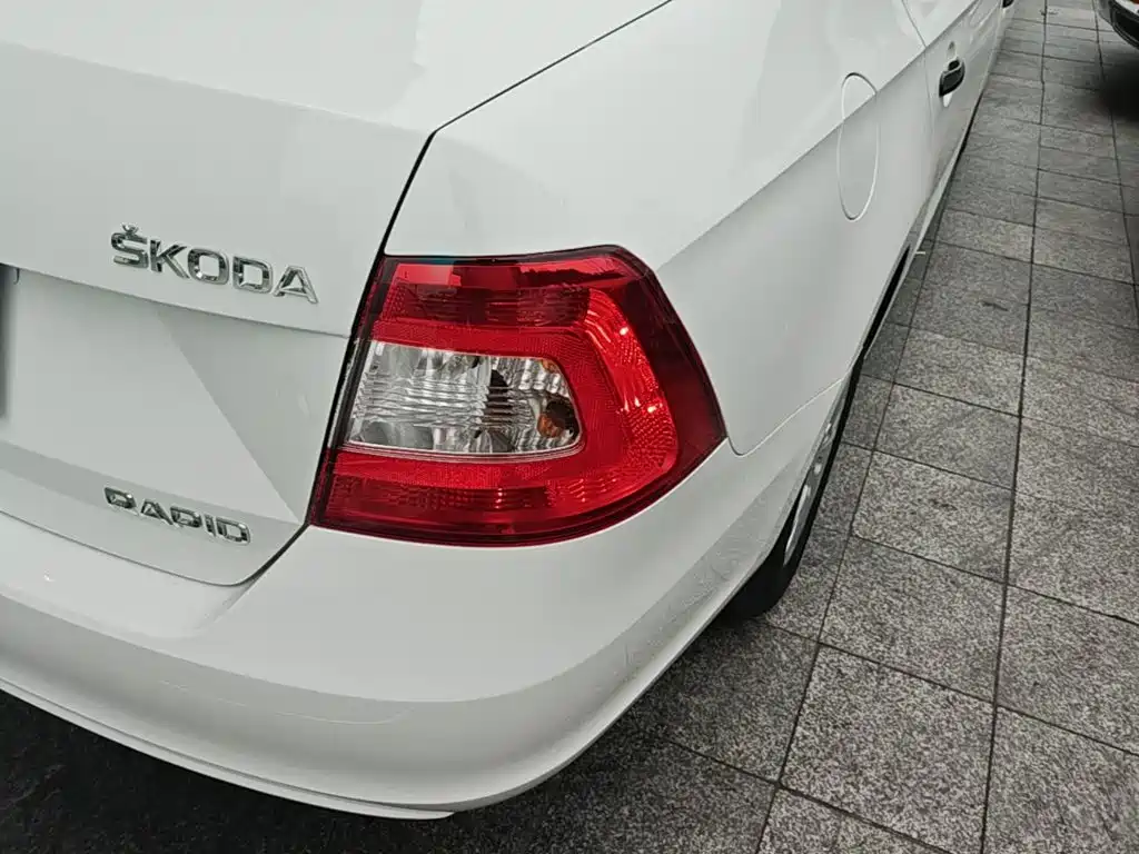 Skoda Rapid 2015 — фото 8