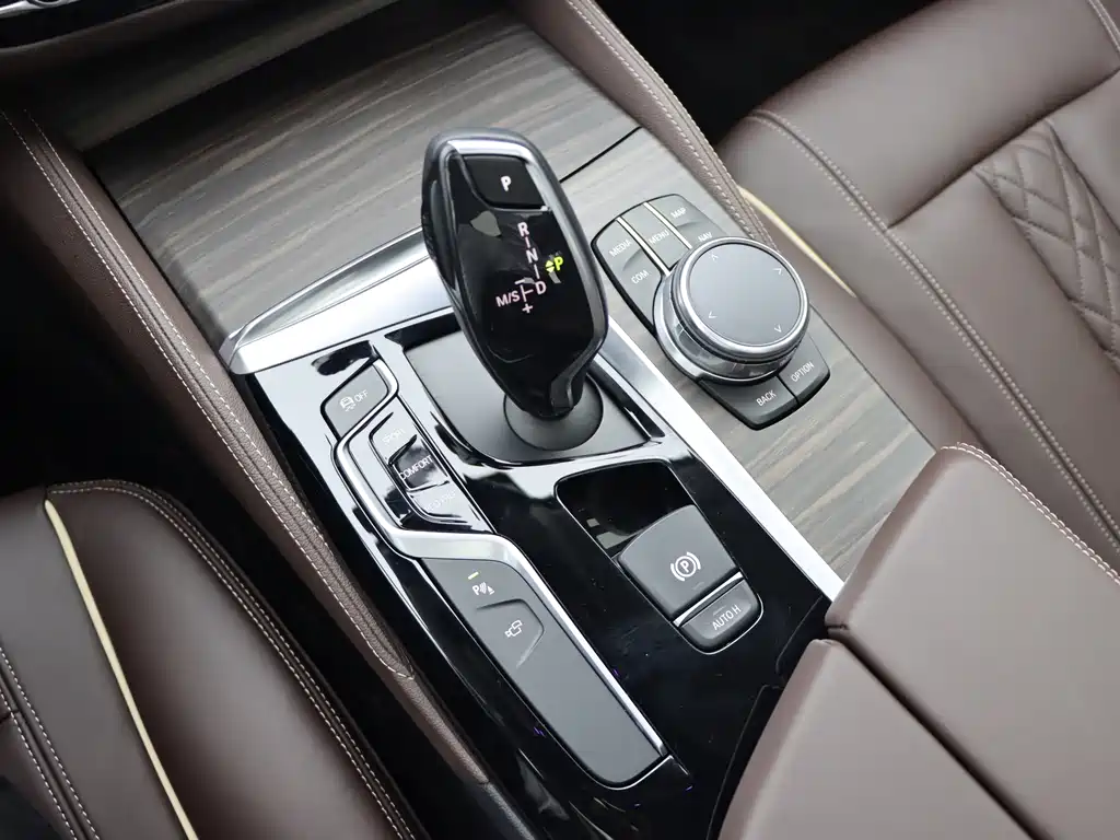 BMW 5 Series 2017 — фото 18