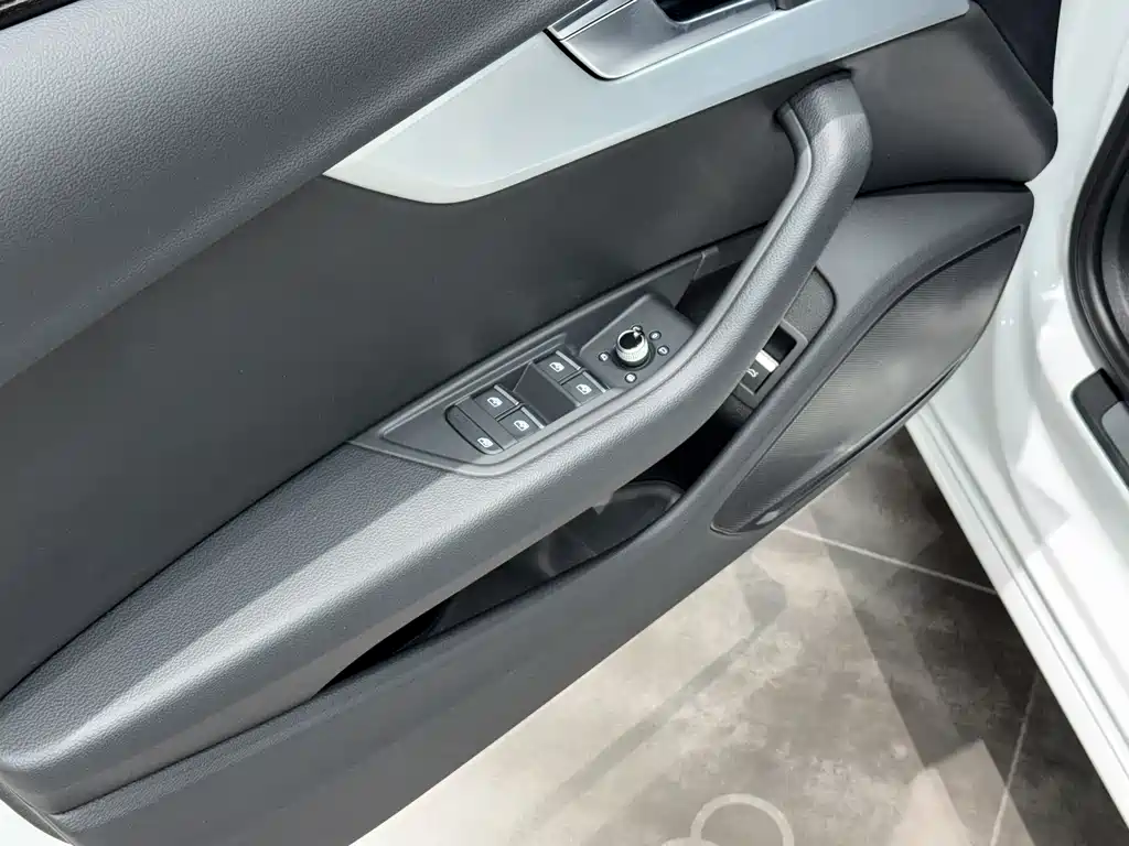 Audi A4L 2023 — фото 15