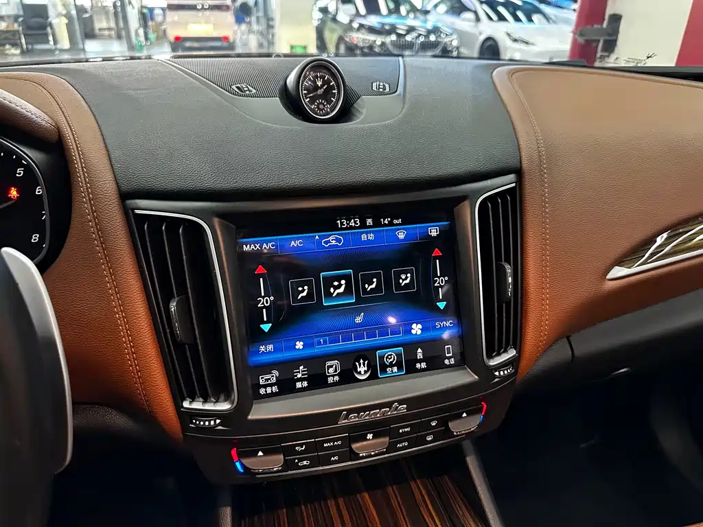 Maserati Levante 2017 — фото 19
