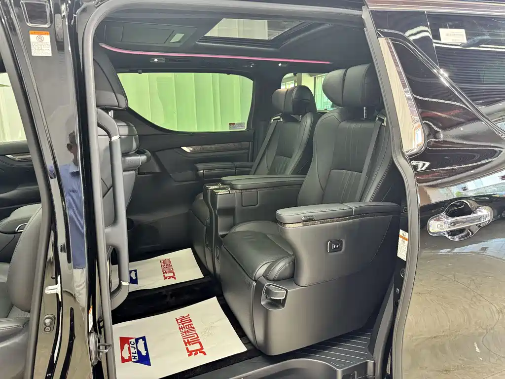 Toyota Alphard 2022 — фото 8