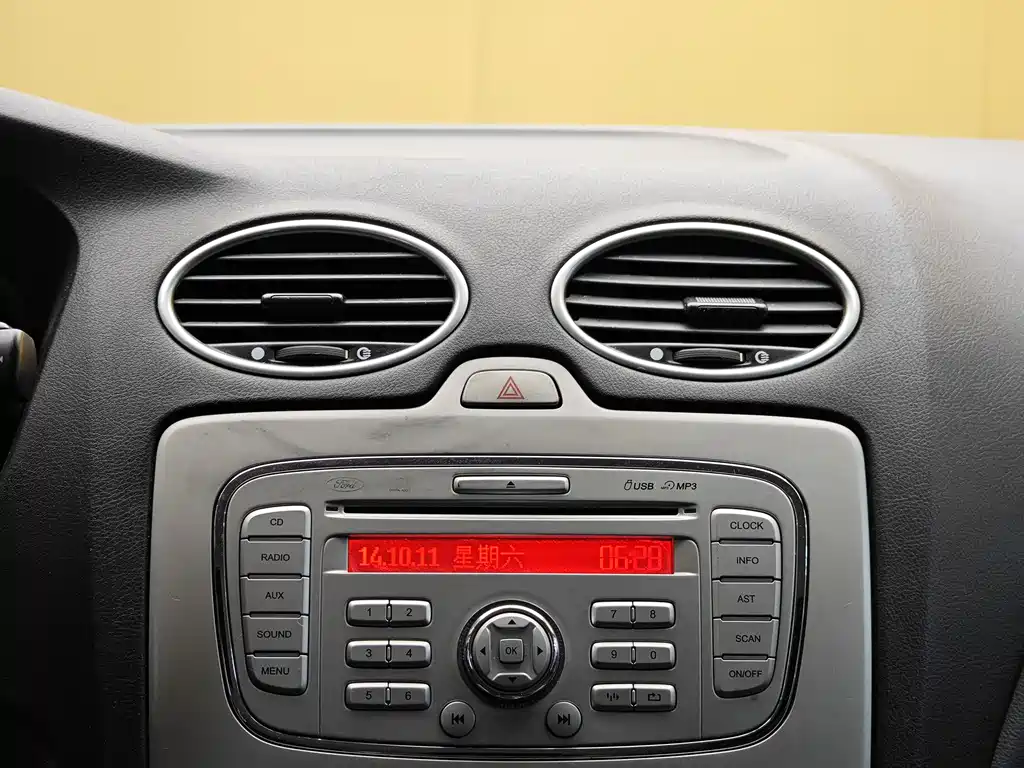 Ford Focus 2014 — фото 16