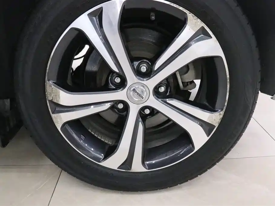 Nissan Tiida 2017 — фото 16