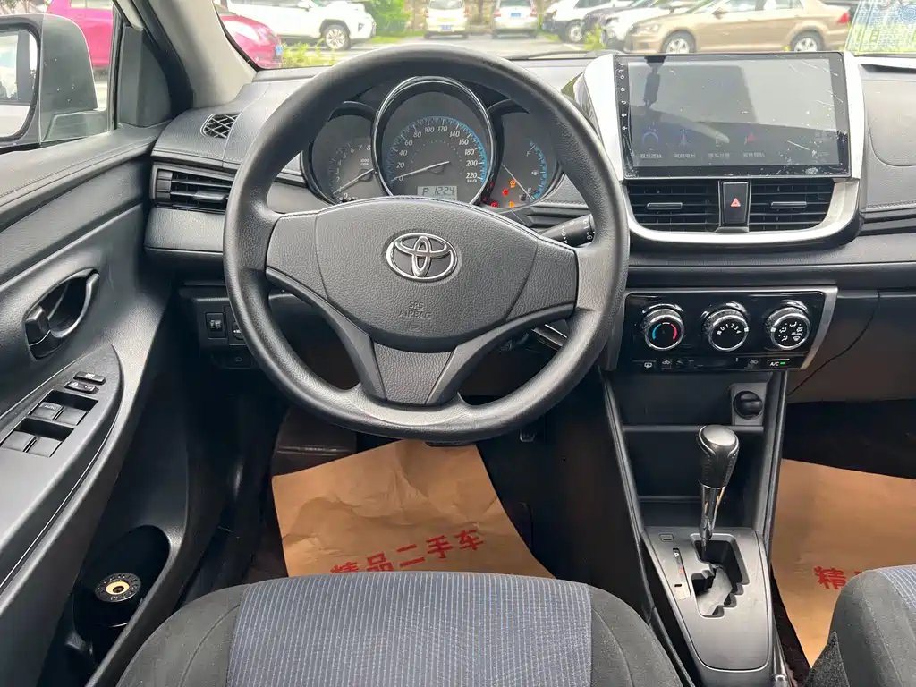 Toyota Yaris L 2017 — фото 14
